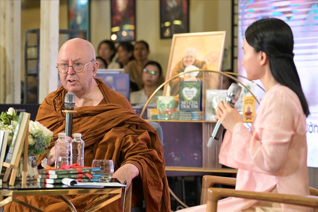 thien-su-ajahn-brahm-den-viet-nam (7).jpg